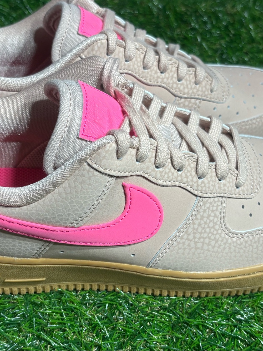 Nike Women's Low-Top Sneakers in Beige with Hot Pink Swoosh